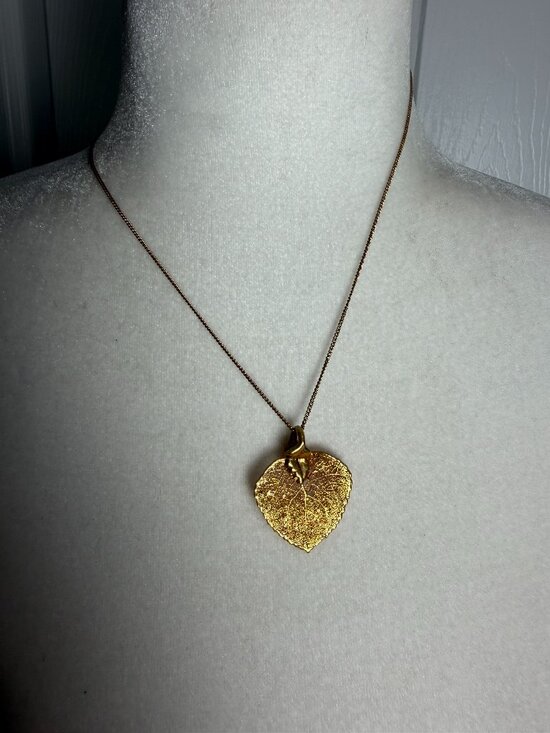 Vintage Jewelry - Vintage Gold Dipped Leaf Pendant Necklace